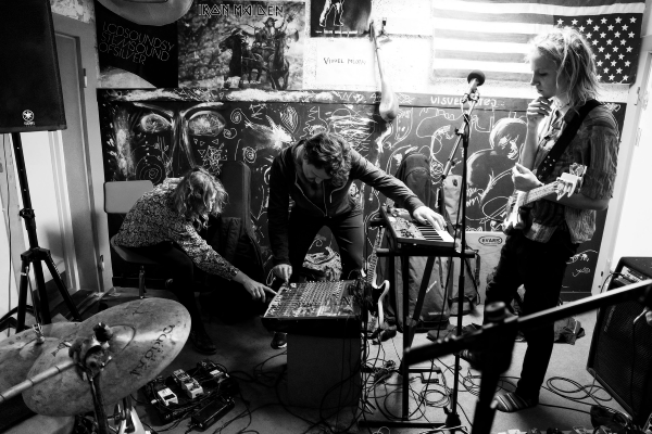 Billede af musikere der forbereder sig i et øvelokale